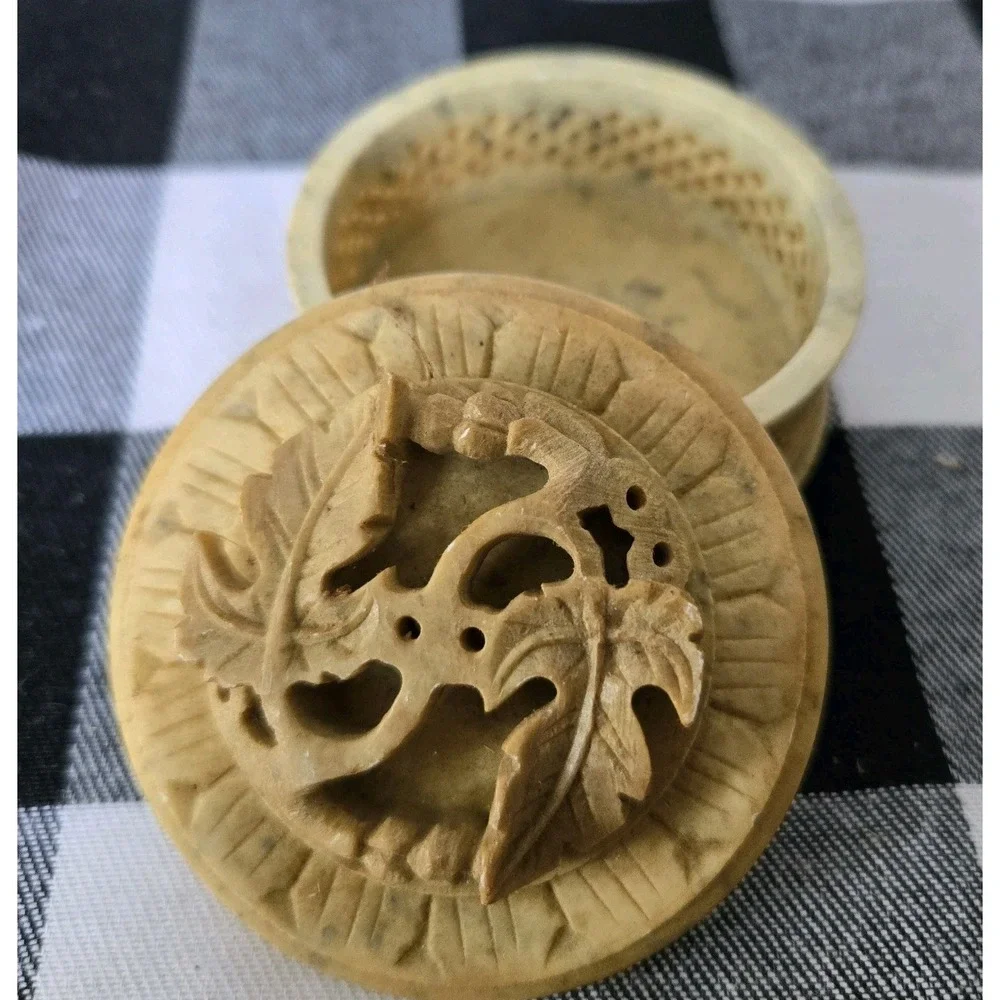 Vintage Artisan Carved Sand‎ Color Soapstone Small Round Trinket Box with Lid
